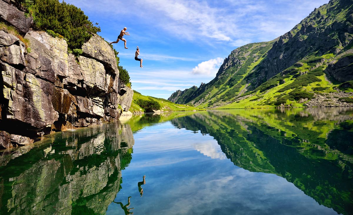 Der Sprung ins kühle Nass nach einer anstrengenden Wanderung in Salzburg