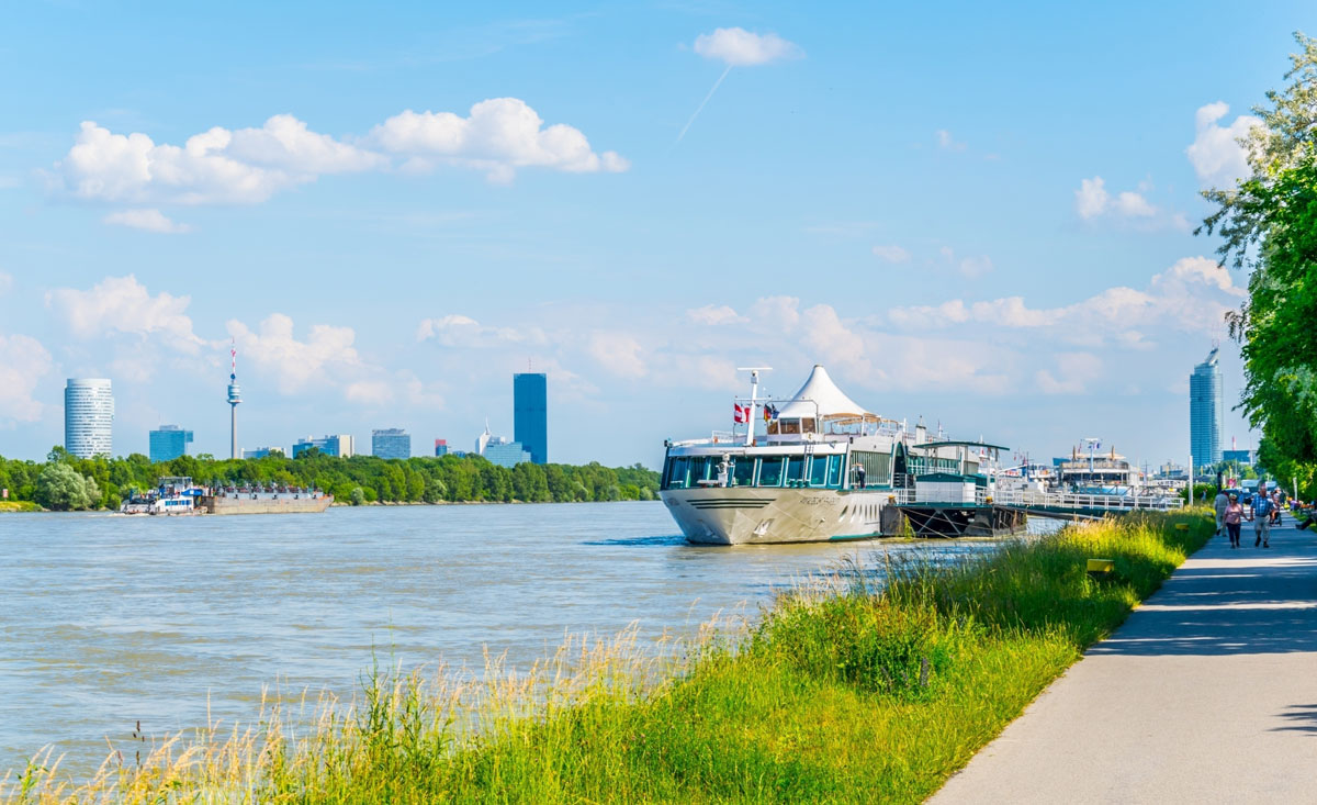 Wandern und spatzieren entlang der Donau in Wien