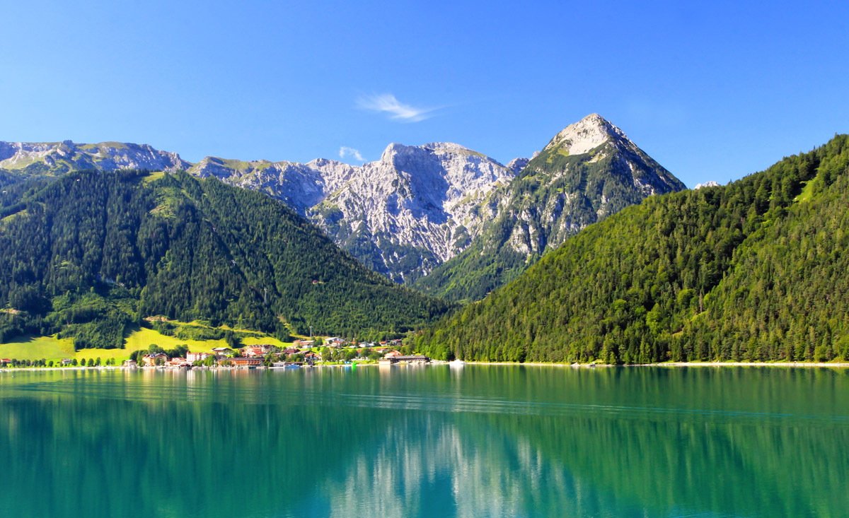 Wandern am Achensee in Tirol. Der romantische Bergsee lockt mit tollen Wanderrouten und Wanderhotels.